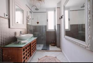 Playa del HombreLa casita de vanessa的一间带水槽、镜子和淋浴的浴室