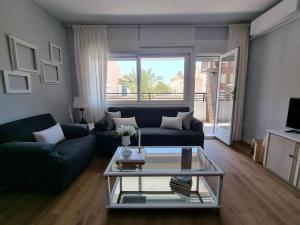 阿瓜杜尔塞Aguadulce, Apto nuevo 2 hab con terraza, Aire, WiFi, a 5 min de la playa的带沙发和咖啡桌的客厅