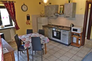 BionazAppartamenti Luseney的厨房配有桌子和炉灶。 顶部烤箱