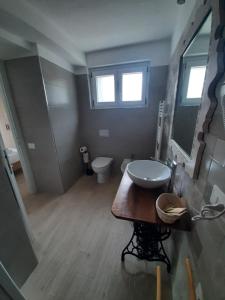 阿塞尔吉B&B La casa dei nonni Assergi的一间带水槽和卫生间的浴室