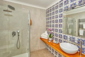 卡普里Villa Giardini Luxury Room的一间带水槽和淋浴的浴室