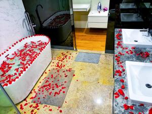 吉隆坡吉隆坡武吉免登白金KLCC萨巴套房的浴室里地板上一个红色花的蛋糕