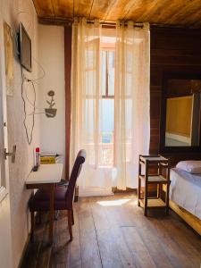 圣罗兰度瓦Laurentissime的一间卧室配有书桌、床和窗户。