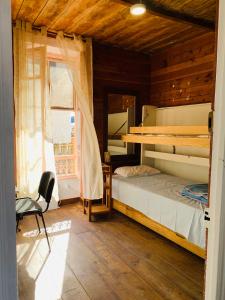 圣罗兰度瓦Laurentissime的一间卧室设有两张双层床和一扇窗户。