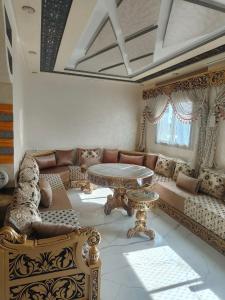 丹吉尔Appart Hicham的客厅配有沙发和桌子