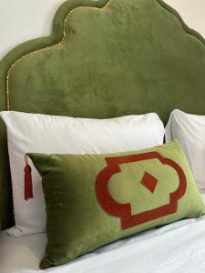 丹吉尔Kasba blanca的床上的枕头和绿色床头板