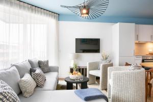 库克斯港Seehuus Duhnen Apartments的客厅配有沙发、椅子和桌子