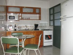 亚松森EDIFICIO ASUNCIÓN的厨房配有桌椅和炉灶。