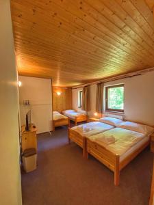 耶塞尼克Penzion Peklo的卧室设有一张木制天花板上的大床