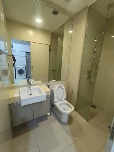 吉隆坡Duplex M-City ampang klcc by Mint的浴室配有卫生间、盥洗盆和淋浴。