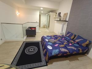 吉隆坡Duplex M-City ampang klcc by Mint的卧室配有一张床,地板上还有一本书