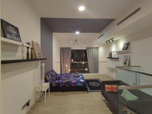 吉隆坡Duplex M-City ampang klcc by Mint的一间带床的卧室,位于带窗户的房间内