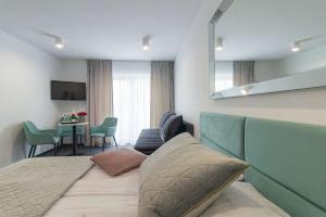 梅尔诺Villa Viola的一间卧室配有一张床和一张桌子及椅子