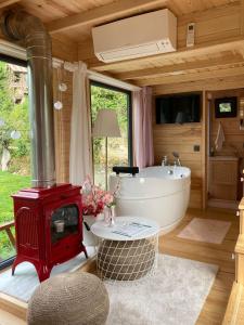 里泽Vagona Tiny House的一间带浴缸和红色炉灶的浴室