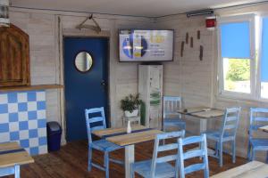 加茨比亚格拉K 2的一间设有蓝色桌椅和蓝色门的餐厅