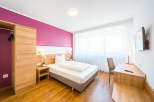 慕尼黑S16酒店的卧室配有白色的床和紫色墙壁