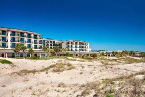 杰基尔岛The Westin Jekyll Island Beach Resort的海滩上的酒店,拥有沙滩