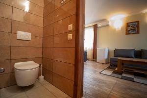 苏提万Taverna & Rooms的一间带卫生间的浴室和一张沙发。
