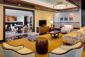 沙迦沙迦海滩喜来登Spa度假酒店的带家具的客厅和用餐室