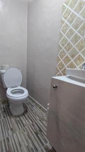 利伯维尔AS Guest House的一间带卫生间和水槽的浴室