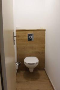 勒图凯-巴黎普拉日Appt 4 pers avec parking privé gratuit Le Touquet的浴室配有白色卫生间和木墙