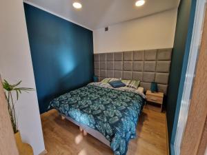 希维托赫洛维采Intermo II的一间卧室设有一张床和蓝色的墙壁