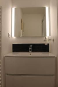 勒图凯-巴黎普拉日Appt 4 pers avec parking privé gratuit Le Touquet的一间带水槽和镜子的浴室