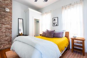 路易斯威尔Derby City Urban Oasis的一间卧室配有一张黄色毯子床
