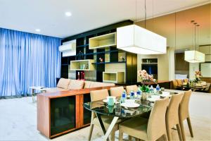 吉隆坡吉隆坡武吉免登白金KLCC萨巴套房的用餐室以及带桌椅的起居室。