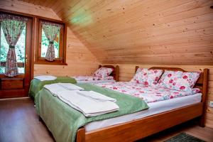 VărşagCentral Chalet的小木屋内一间卧室,配有一张床