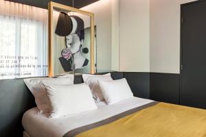 巴黎加斯顿酒店的卧室配有带白色枕头的床和窗户。