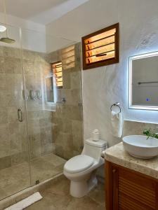 奥尔沃克斯岛La Casa del Sol Holbox的带淋浴、卫生间和盥洗盆的浴室