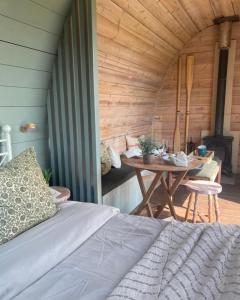 约克Skipbridge farm glamping的卧室配有一张床和一张桌子