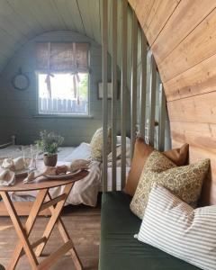 约克Skipbridge farm glamping的带沙发、桌子和床的房间