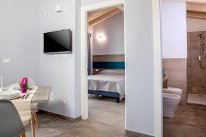 卡伊罗蒙泰诺泰Ca' Brichella的一间带一张床和卫生间的卧室