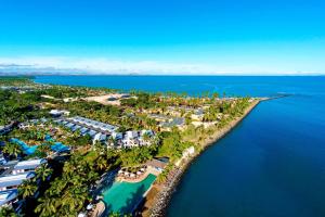 丹娜努丹娜拉喜来登别墅酒店的海洋上一个岛屿上的一个度假胜地的空中景观