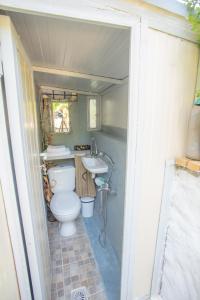 SívrosTraditional family villa southern lefkada的一间带卫生间和水槽的小浴室