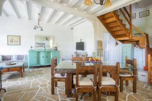 SívrosTraditional family villa southern lefkada的厨房以及带桌椅的用餐室。