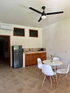 奥尔沃克斯岛La Casa del Sol Holbox的厨房配有桌椅和冰箱。