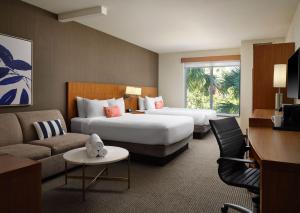 马拉松Faro Blanco Resort & Yacht Club的酒店客房,设有两张床和一张沙发
