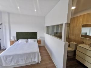 圣克鲁斯-德特内里费Apartamento vistas mar amplio的一间白色卧室,配有床和一间浴室
