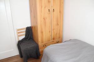 埃奇韦尔Cozy light single bedroom的一间卧室配有一张床和一个木制橱柜