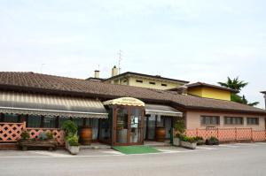 马尼亚戈Hotel Agriturismo Al Luogo Del Giulio的前面有伞的建筑