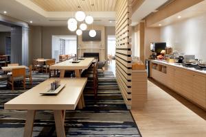 多瓦尔蒙特利尔机场费尔菲尔德万豪套房酒店的一间带木桌和厨房的餐厅