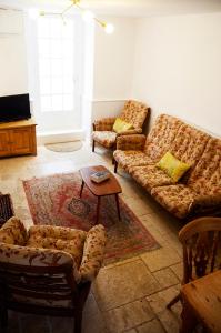彭林Lovely cottage with private garden的带沙发和咖啡桌的客厅