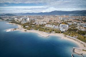 斯普利特Apartment Zeus Znjan Split的享有城市和海滩的空中景致