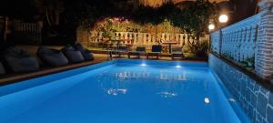 卡萨米尔Vila EN AD的夜间游泳池,拥有蓝色照明