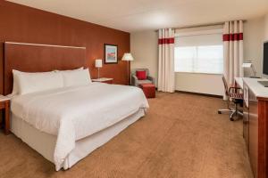里维尔里维尔波士顿洛根机场福朋喜来登酒店的酒店客房设有一张大床和一张书桌。