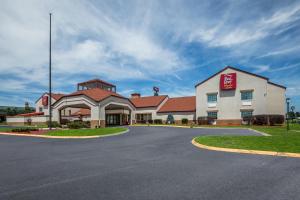 诺克斯维尔Red Roof Inn PLUS+ & Suites Knoxville West - Cedar Bluff的路边标有标志的酒店