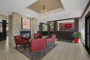 诺克斯维尔Red Roof Inn PLUS+ & Suites Knoxville West - Cedar Bluff的大堂设有快餐店,配有椅子和壁炉